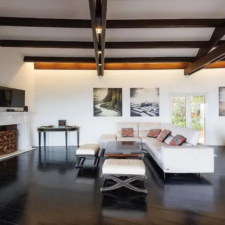Villa Luxurious With 7 Bedrooms *