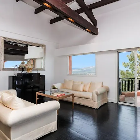 Luxurious With 7 Bedrooms
