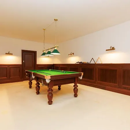 Luxurious With 7 Bedrooms *
