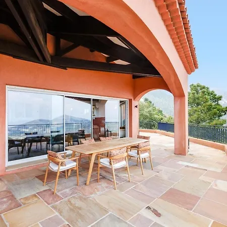 Luxurious With 7 Bedrooms فيلة
