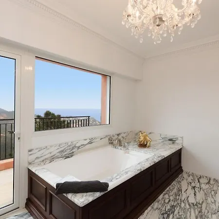 Luxurious With 7 Bedrooms فيلة