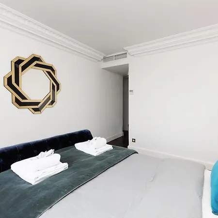 Luxurious With 7 Bedrooms Villa *