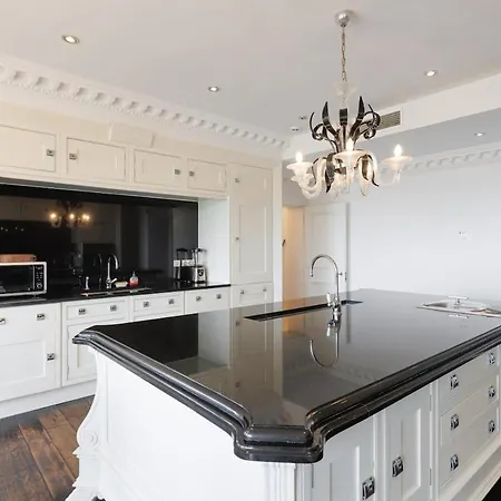 Luxurious With 7 Bedrooms *