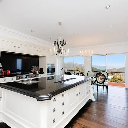 Villa Luxurious With 7 Bedrooms