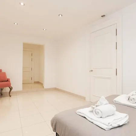 Luxurious With 7 Bedrooms *