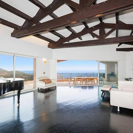 Villa Luxurious With 7 Bedrooms *