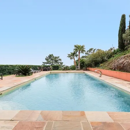 Luxurious With 7 Bedrooms Villa *